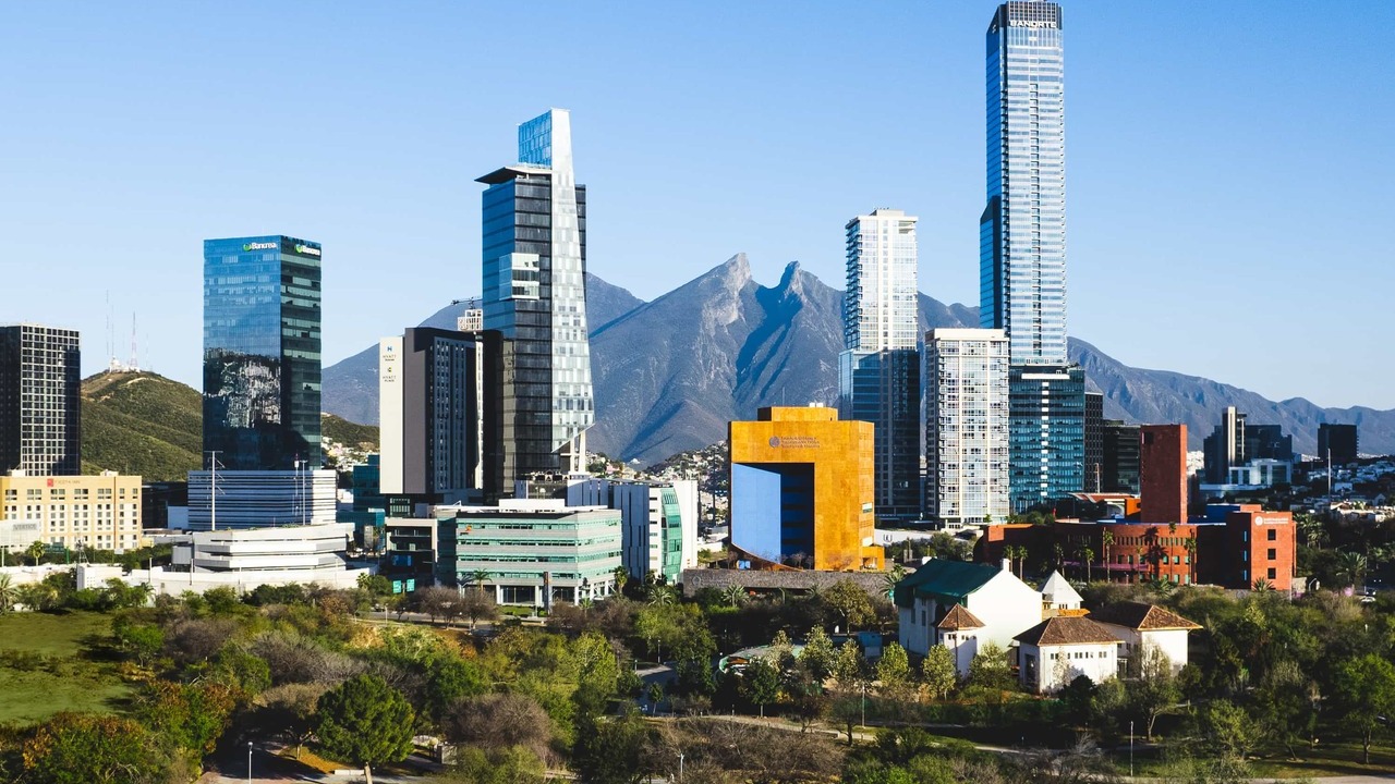Con el propósito de impulsar la profesionalización y competitividad del sector turístico en el estado, la Secretaría de Turismo de Nuevo León, encabezada por Maricarmen Martínez Villarreal, realizó la Jornada Estatal de Entrega del Registro Nacional de Turismo en la Sala A de la Torre Administrativa.
