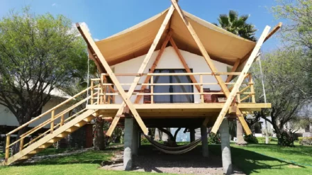Actualmente puedes encontrar cabañas de lujo en la isla, un lugar ideal para estar en contacto con tu pareja y vivir de un momento íntimo alejado del caos diario.