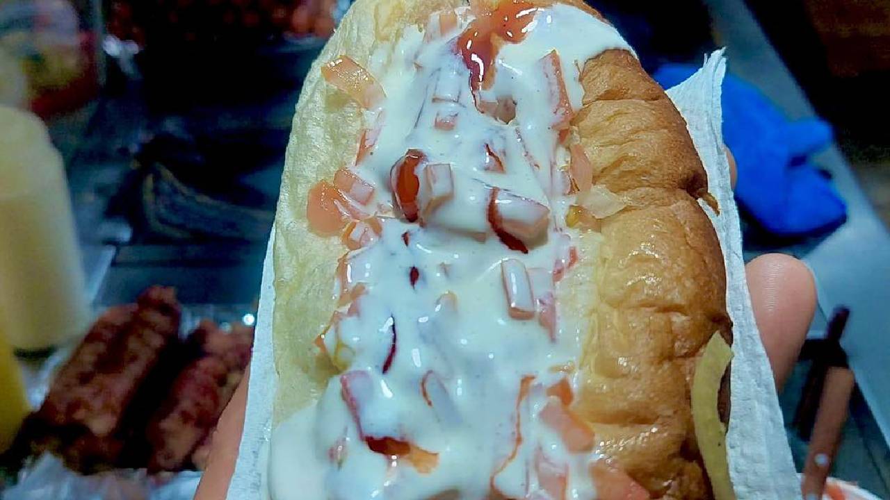 Los jates son un platillo nocturno que debe probar si viajas a La Paz. Es de esos antojos irresistibles a los que nadie que ame la comida se puede negar. Su pan casero, esponjoso, y el sabor de su salchicha envuelta en tocino, son símbolo del buen gusto culinaria de este lugar.