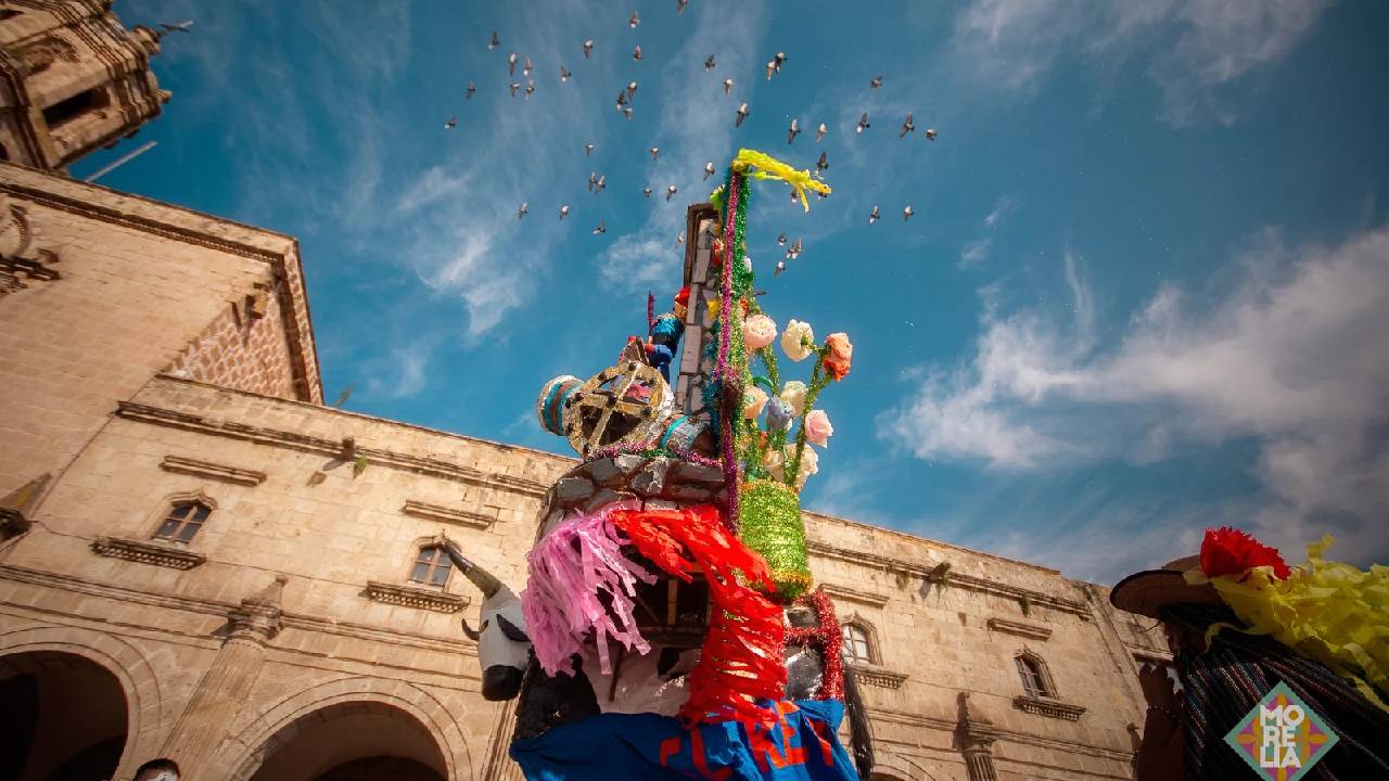 El Carnaval de Morelia es un festival tradicional que se celebra al inicio de la Cuaresma. Durante este festival se realizan danzas y otras actividades culturales y sociales en diferentes comunidades indígenas y municipios cercanos a Morelia.