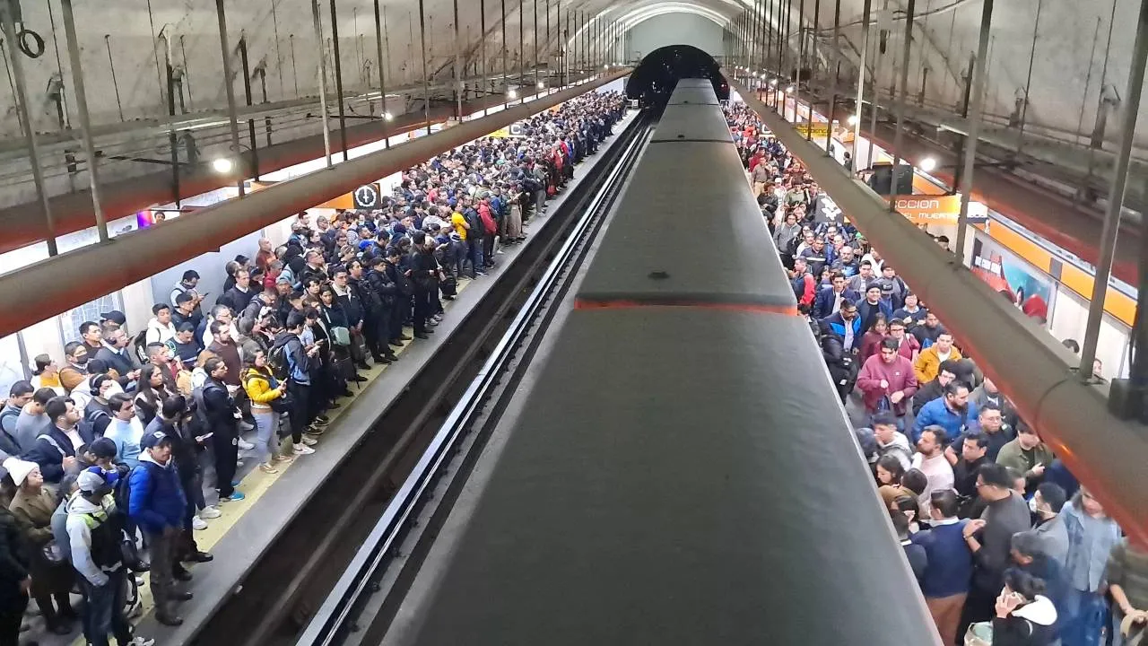 Los retrasos en el servicio que se viven cada día en el Metro de la CDMX llevaron a casi dos mil usuarios solo el año pasado a solicitar un justificante al organismo de transporte para poder explicar la causa de la falla en el Metro por la cual llegaron tarde a su destino.