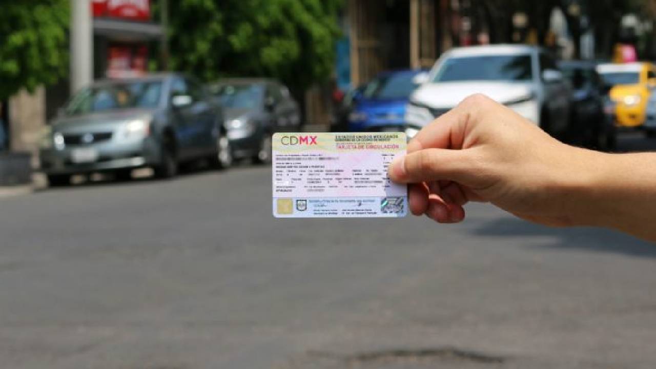 La tarjeta de circulación es un documento esencial para los conductores en la Ciudad de México. Indispensable para circular de manera legal, su vigencia es de tres años, y su renovación evita multas.
