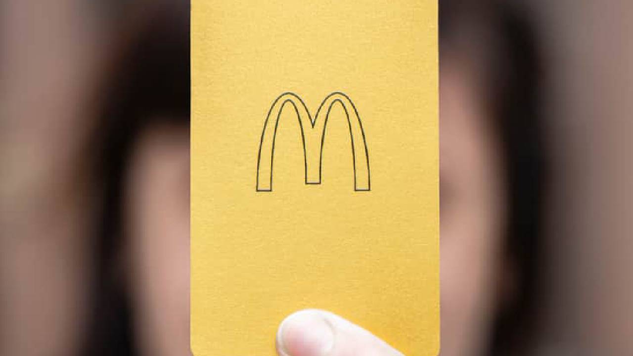 En el mundo existen artículos muy exclusivos que solo unas pocas personas pueden poseer. Un ejemplo es la tarjeta dorada de McDonald’s, cómo la que el empresario estadounidense Bill Gates tiene en su poder.