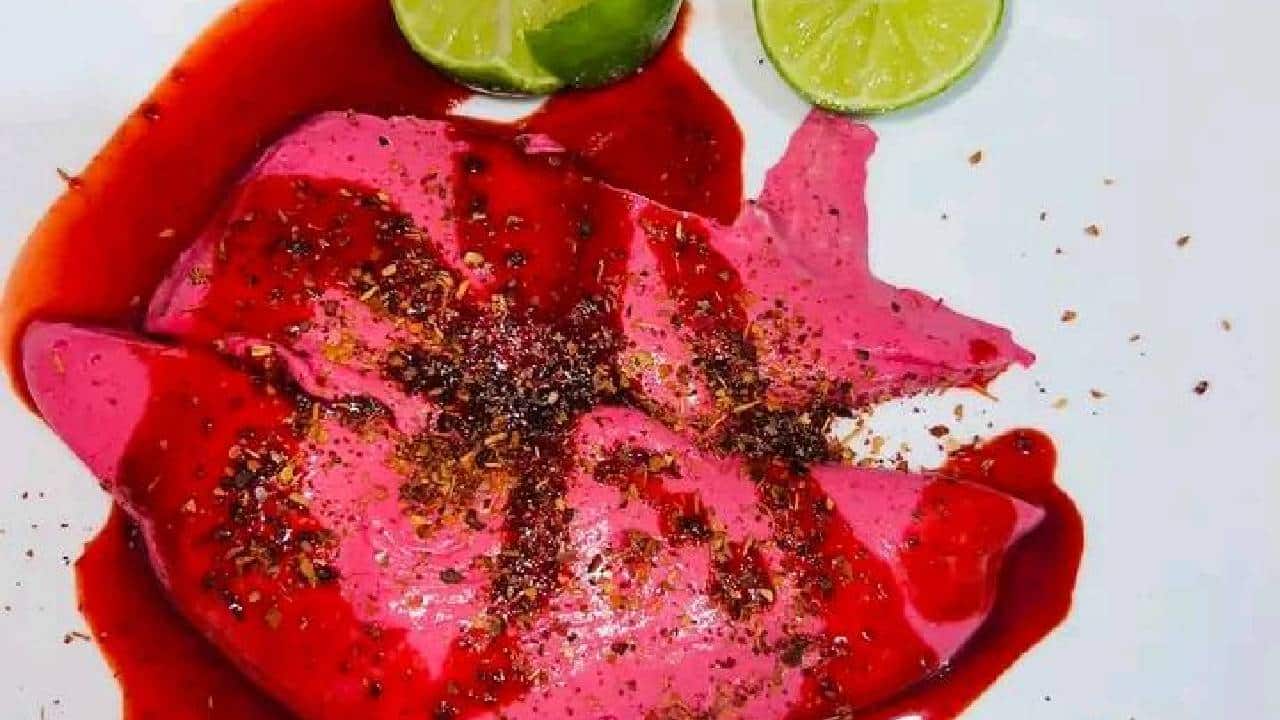 El turrón dulce de color rosado es un antojo popular en Guadalajara, y llama la atención debido al color que tiene, además que como tal su consistencia no es común.