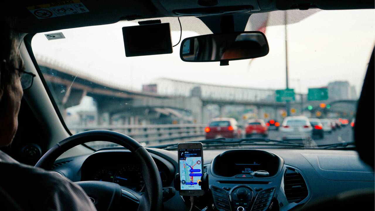 Es posible que hayas pensado ganar dinero alguna vez con Uber, pero debes saber qué necesitas un vehículo que cumpla con ciertos requisitos. Te contamos.