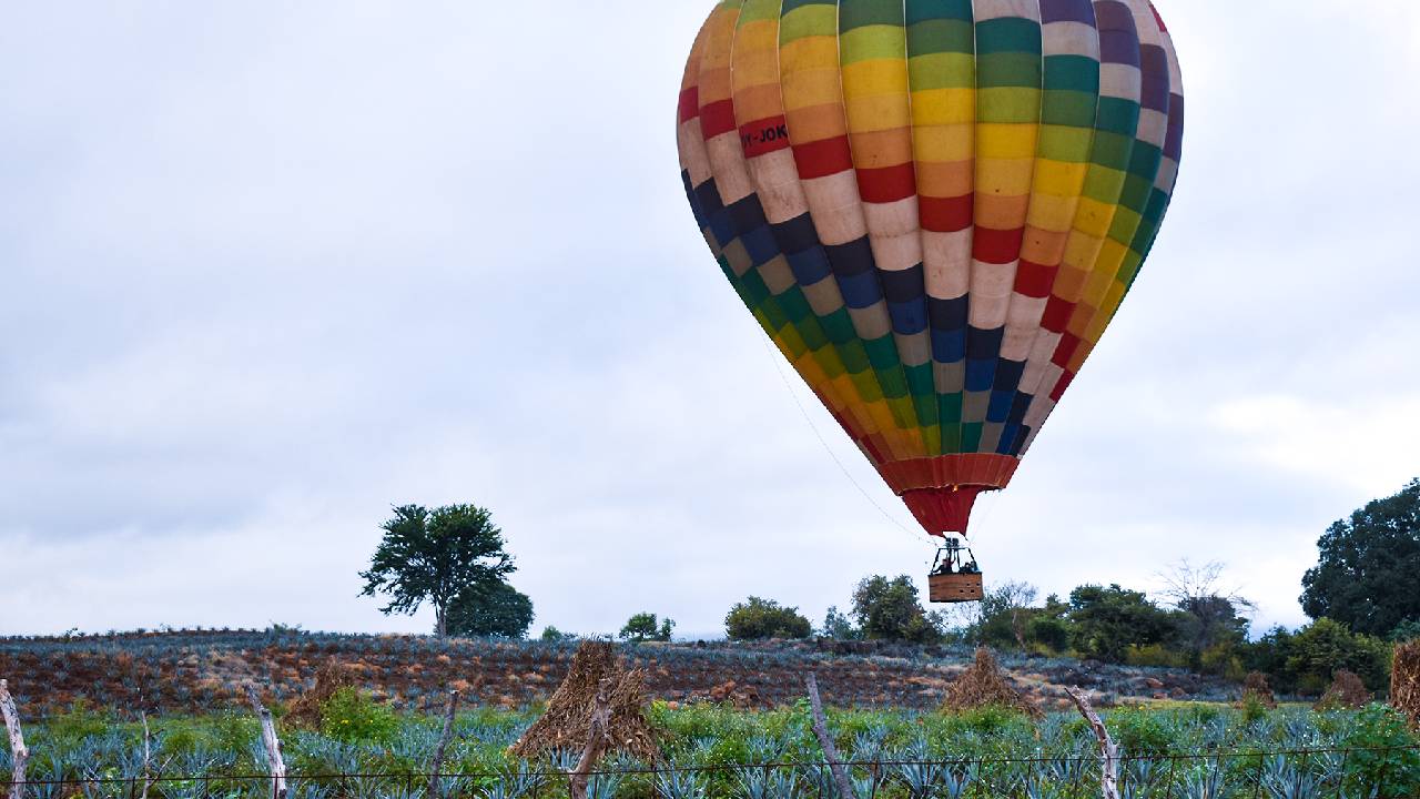 Volar por los cielos ha sido de los más grandes sueños en la historia del hombre y aunque aún es imposible hacerlo por nuestra cuenta, existen rincones mágicos en México donde esta maravillosa experiencia está al alcance de todos (con una pequeña ayuda claro está