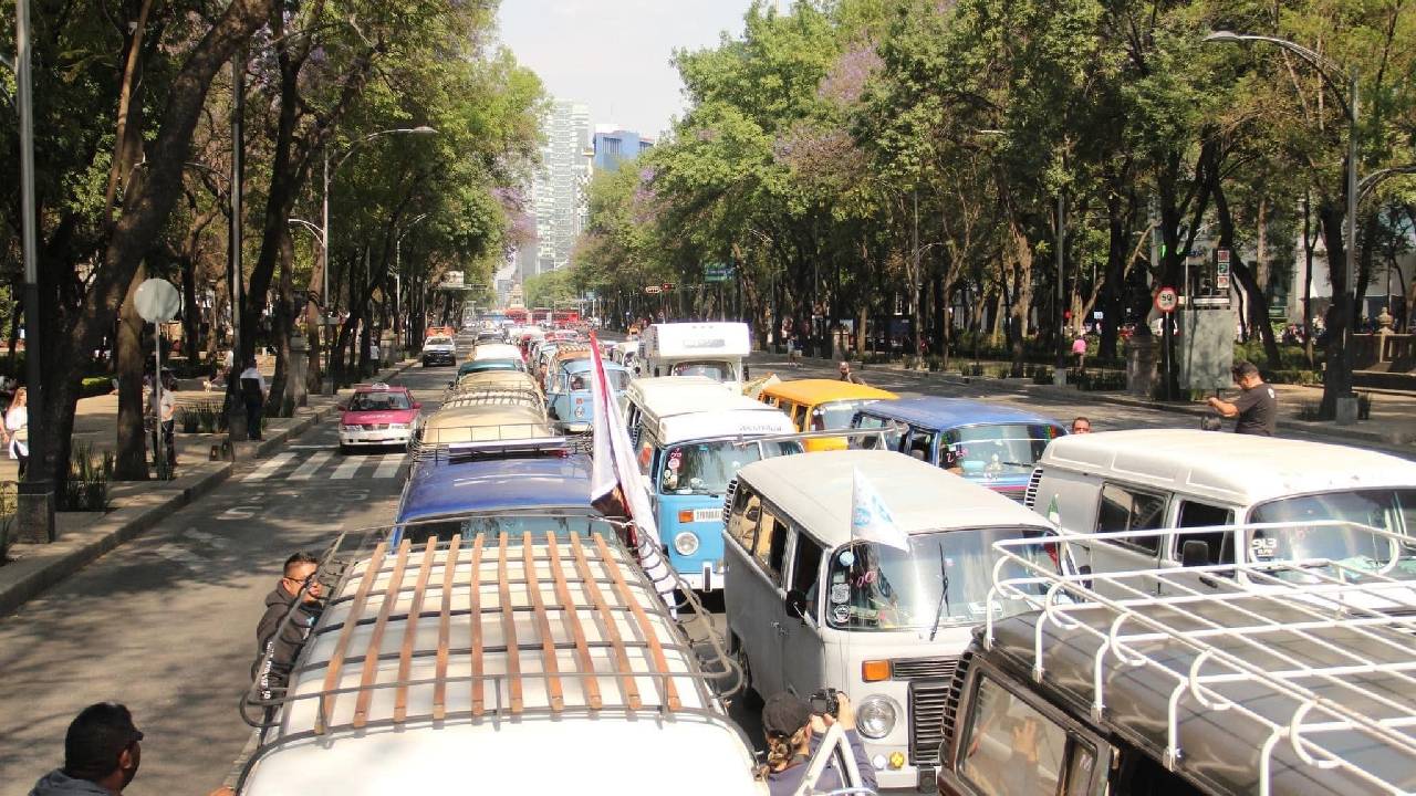El Festival de las Combis en la CDMX es un evento especial dónde se reúnen los dueños de estas hermosas camionetas para presumir sus vehículos, hoy en día autos clásicos.