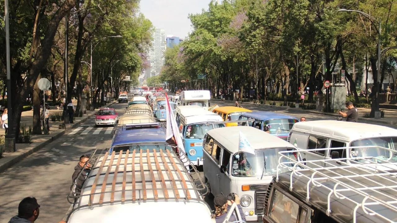El Festival de las Combis en la CDMX es un evento especial dónde se reúnen los dueños de estas hermosas camionetas para presumir sus vehículos, hoy en día autos clásicos.