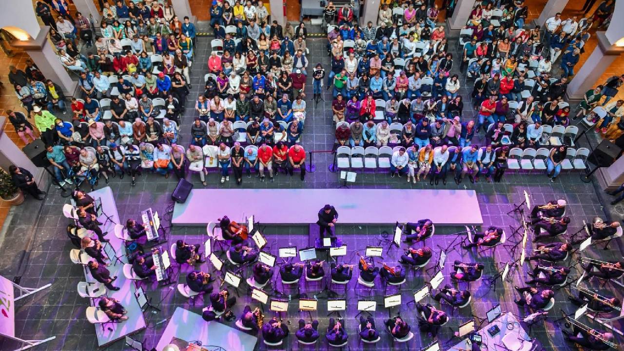 El Día de las Madres es una de las festividades más importantes en México, y si todavía no tienes plan para festejar a la mujer que te dio la vida, dale a mamá el regalo perfecto viviendo el concierto sinfónico de Juan Gabriel en la CDMX.