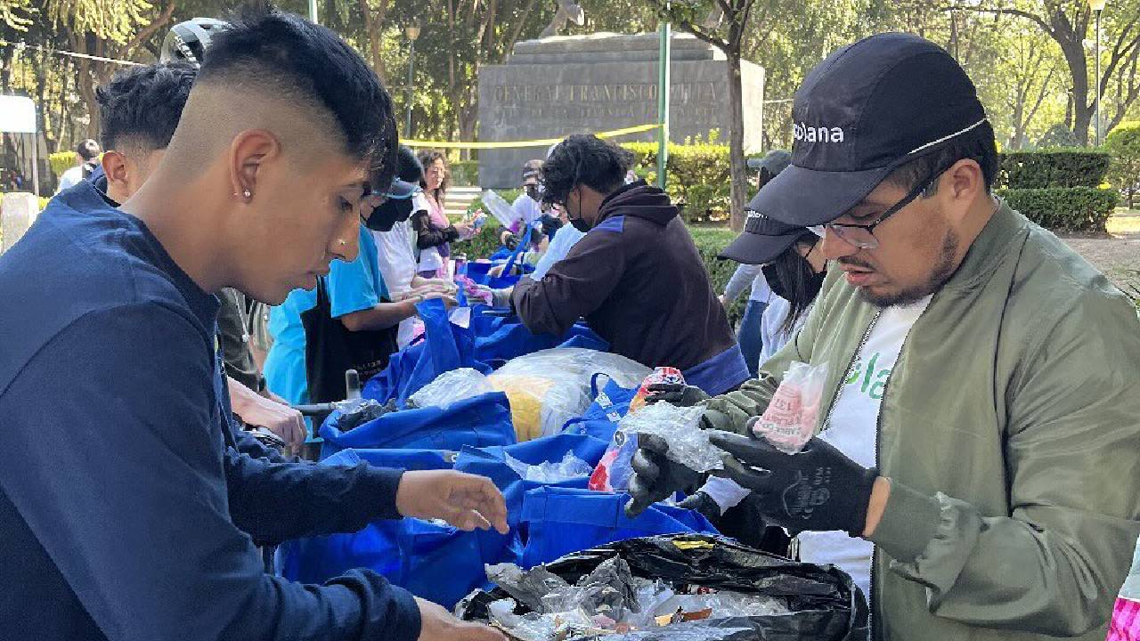 Si tu alacena está llena de bolsas de plástico y no sabes qué hacer con ellas, ¡no las tires! Flextival 2025 llega a la CDMX con una solución divertida y sustentable: un evento de reciclaje que, además de cuidar el planeta, te recompensará por llevar tus plásticos flexibles. ¡No se diga más, recicla tus bolsas de plástico y gana dinero!