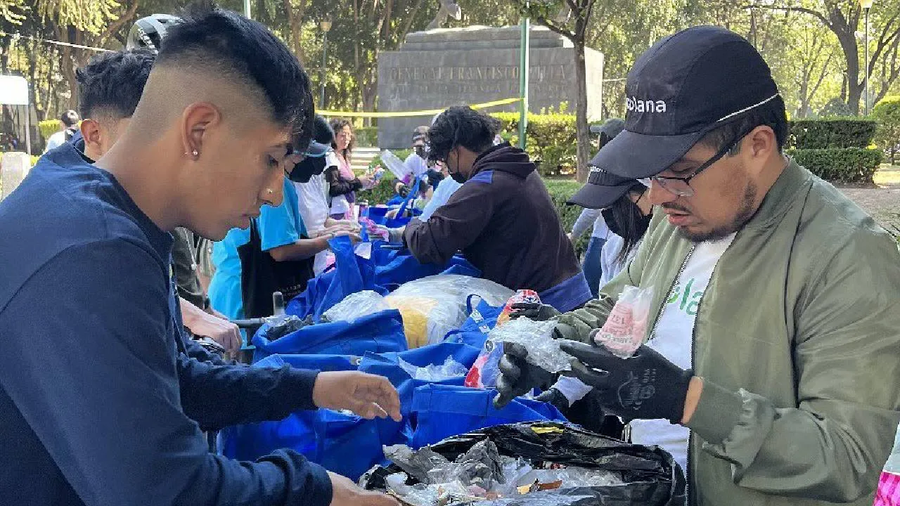 Si tu alacena está llena de bolsas de plástico y no sabes qué hacer con ellas, ¡no las tires! Flextival 2025 llega a la CDMX con una solución divertida y sustentable: un evento de reciclaje que, además de cuidar el planeta, te recompensará por llevar tus plásticos flexibles. ¡No se diga más, recicla tus bolsas de plástico y gana dinero!