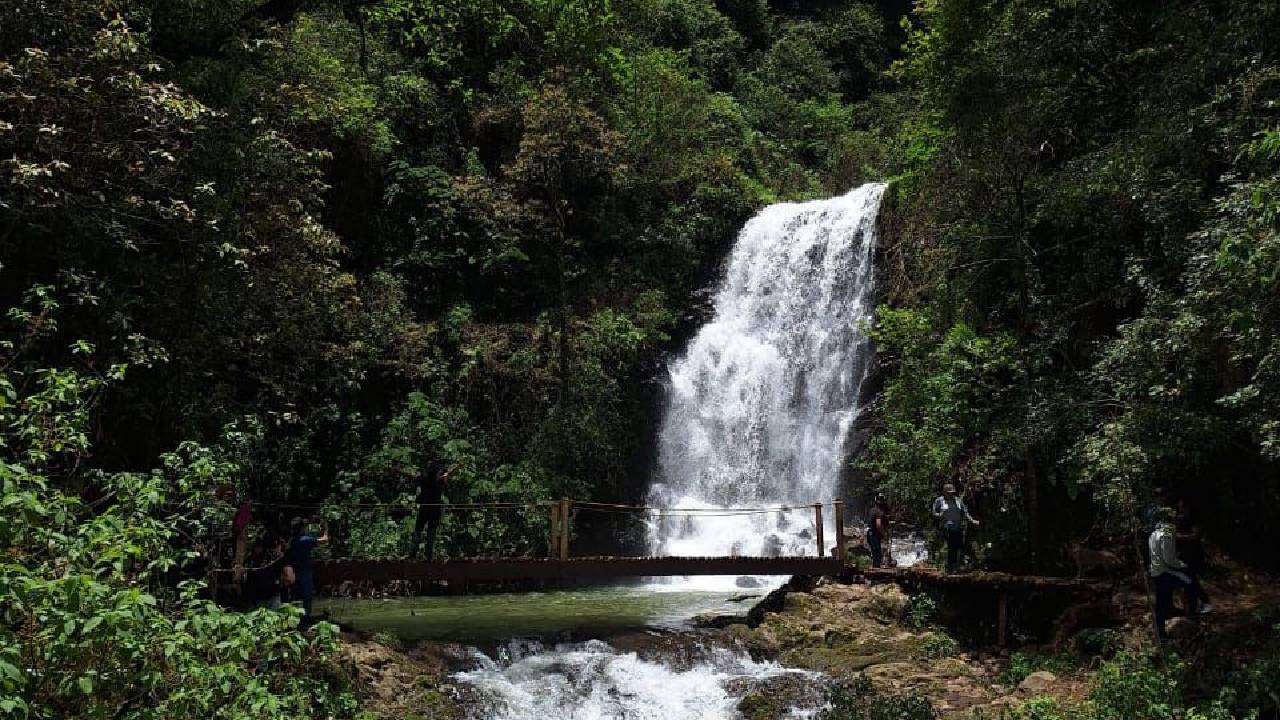 Si eres amante del senderismo, los paisajes naturales y las caminatas entre bosques, las Cascadas Dos Mundos te están esperando.