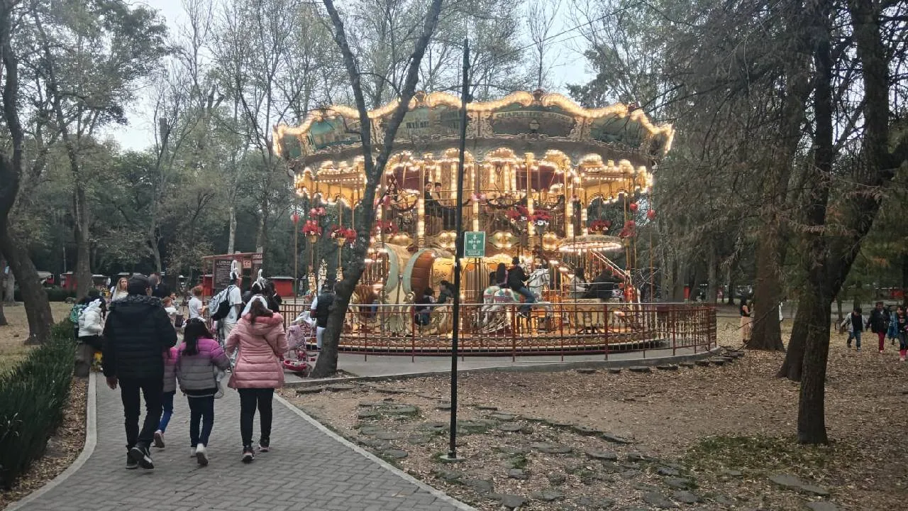 Visitar el Bosque de Chapultepec siempre es una opción divertida para la temporada de vacaciones, y si no vas a salir de la ciudad entonces este es sin duda uno de los mejores lugares para visitar.