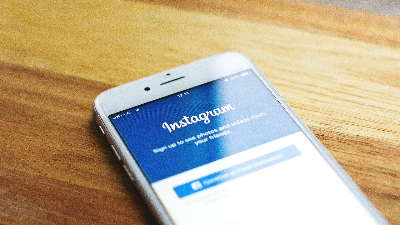 Instagram ha lanzado una nueva función que permite compartir tu ubicación en tiempo real con tus amigos a través de mensajes directos (DM).
