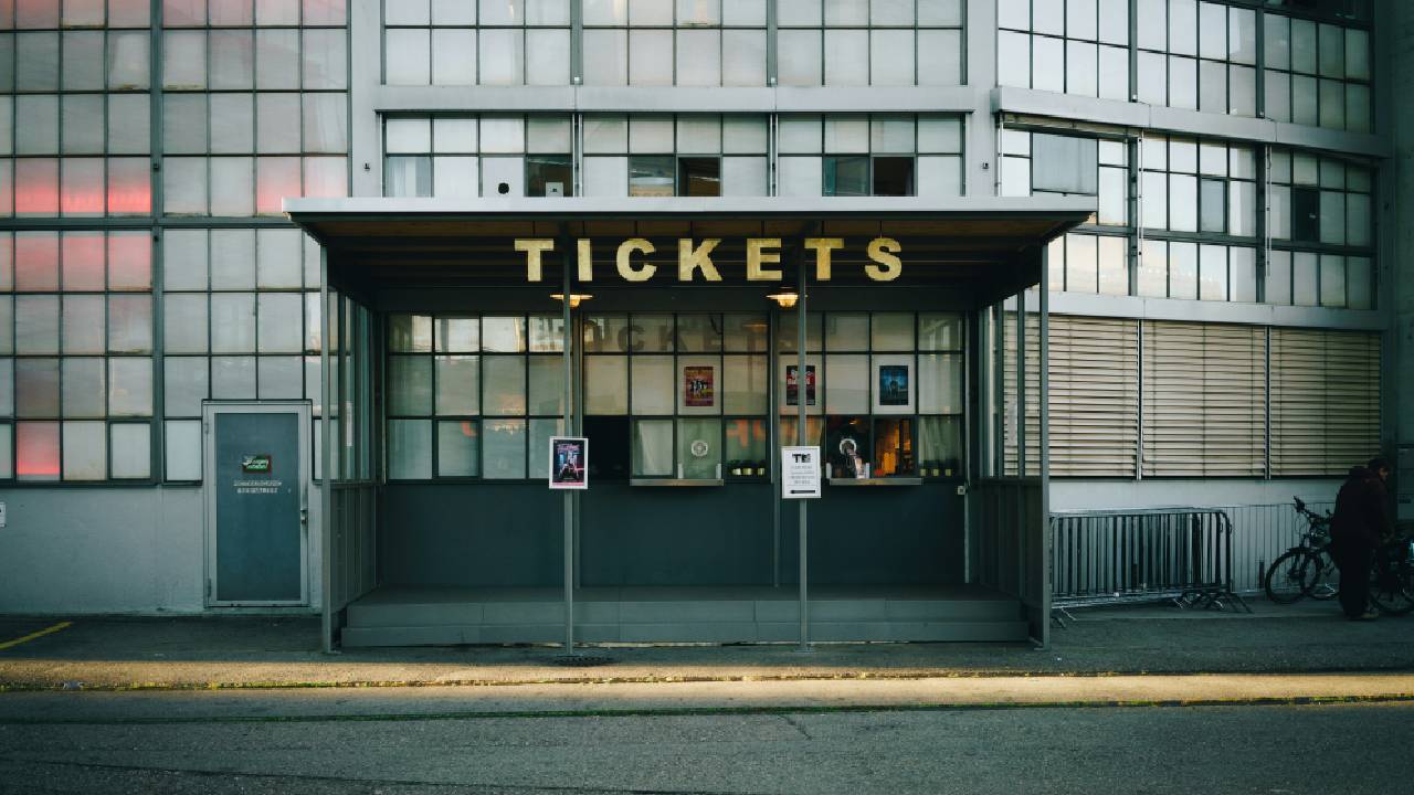 Sabemos que amas ir a conciertos, al teatro, y a otros espectáculos de entretenimiento, y por eso hoy queremos contarte sobre una promoción que tiene Ticketmaster que consiste en ofrecer boletos al 2x1 todos los jueves del año. 