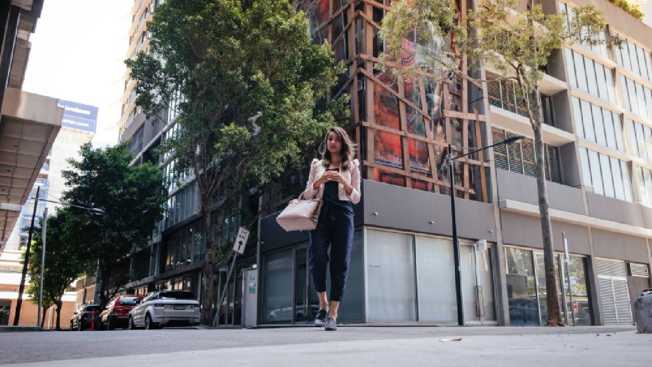 La seguridad de las mujeres debe ser una prioridad para todos, pero mientras las condiciones cambian, estas recomendaciones te ayudarán a cuidarte mejor y a empoderarte en cada paso que des.