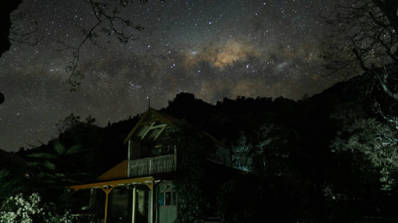 El astroturismo es una actividad que permite a los viajeros disfrutar y explorar el cielo nocturno, observando fenómenos astronómicos como estrellas, planetas, meteoros, e incluso galaxias lejanas.