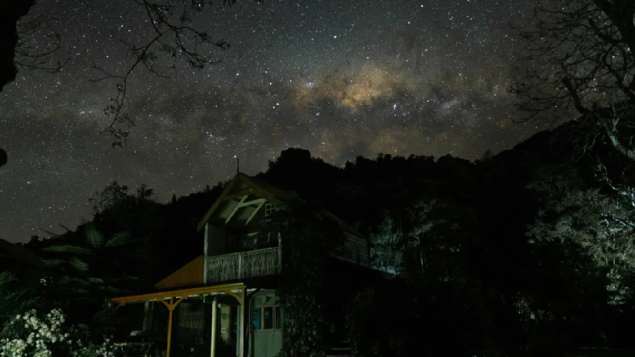 El astroturismo es una actividad que permite a los viajeros disfrutar y explorar el cielo nocturno, observando fenómenos astronómicos como estrellas, planetas, meteoros, e incluso galaxias lejanas.