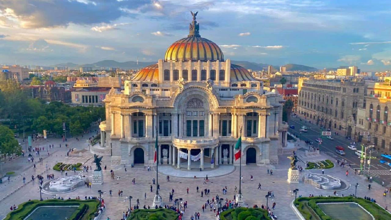 Una vez a la semana, en el Palacio de Bellas Artes, existen visitas guiadas que te llevan a descubrir los secretos de este lugar histórico.