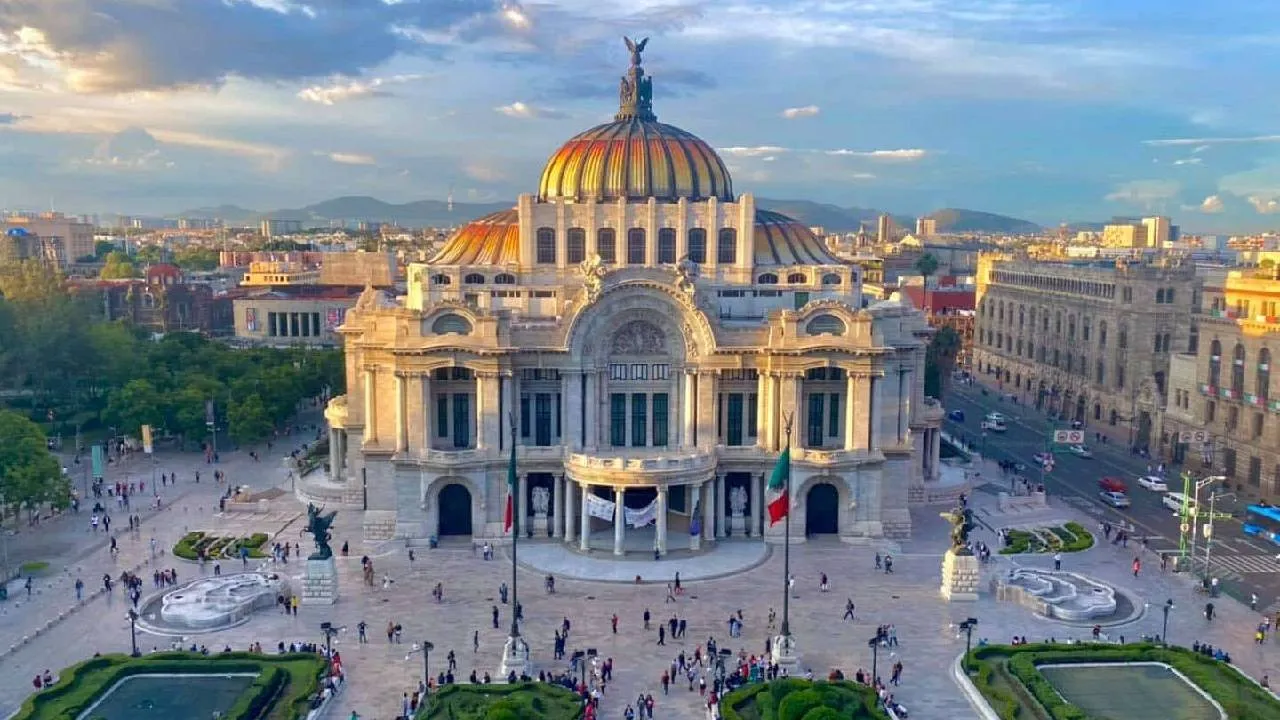 Una vez a la semana, en el Palacio de Bellas Artes, existen visitas guiadas que te llevan a descubrir los secretos de este lugar histórico.