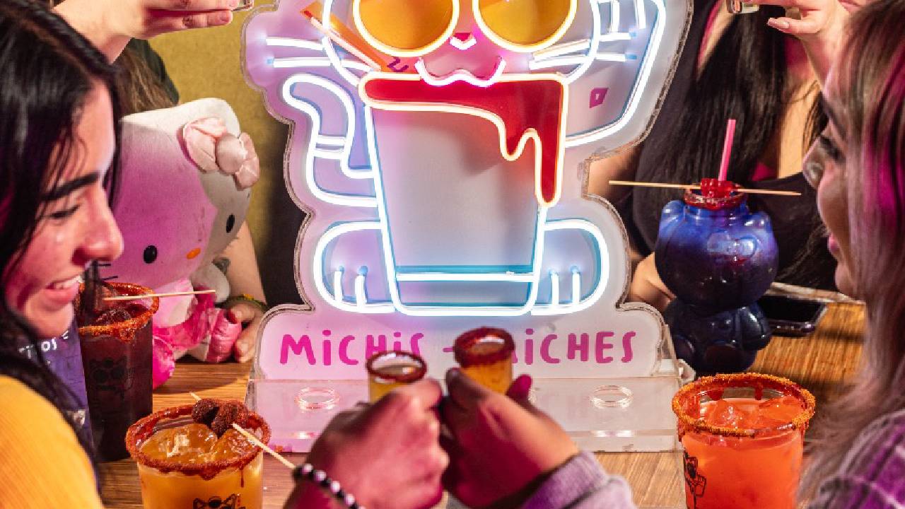 En Michis Miches, encontrarás desde una licuachela hasta el famoso pelón pelo rico de litro y medio. Si prefieres algo más dulce, puedes optar por una Kitty Chela o una bebida coquette.