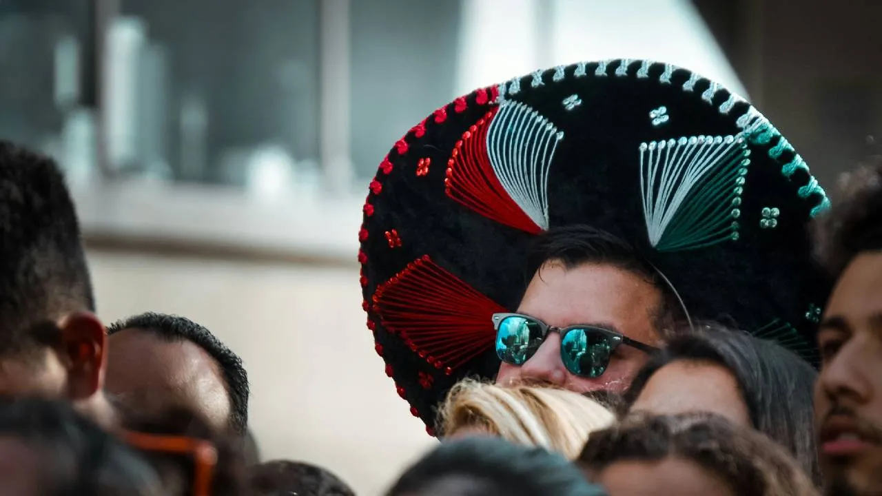 Los apellidos en México tienen una historia que refleja la mezcla de culturas, tradiciones familiares, y procesos sociales y políticos ocurridos a lo largo de los siglos.