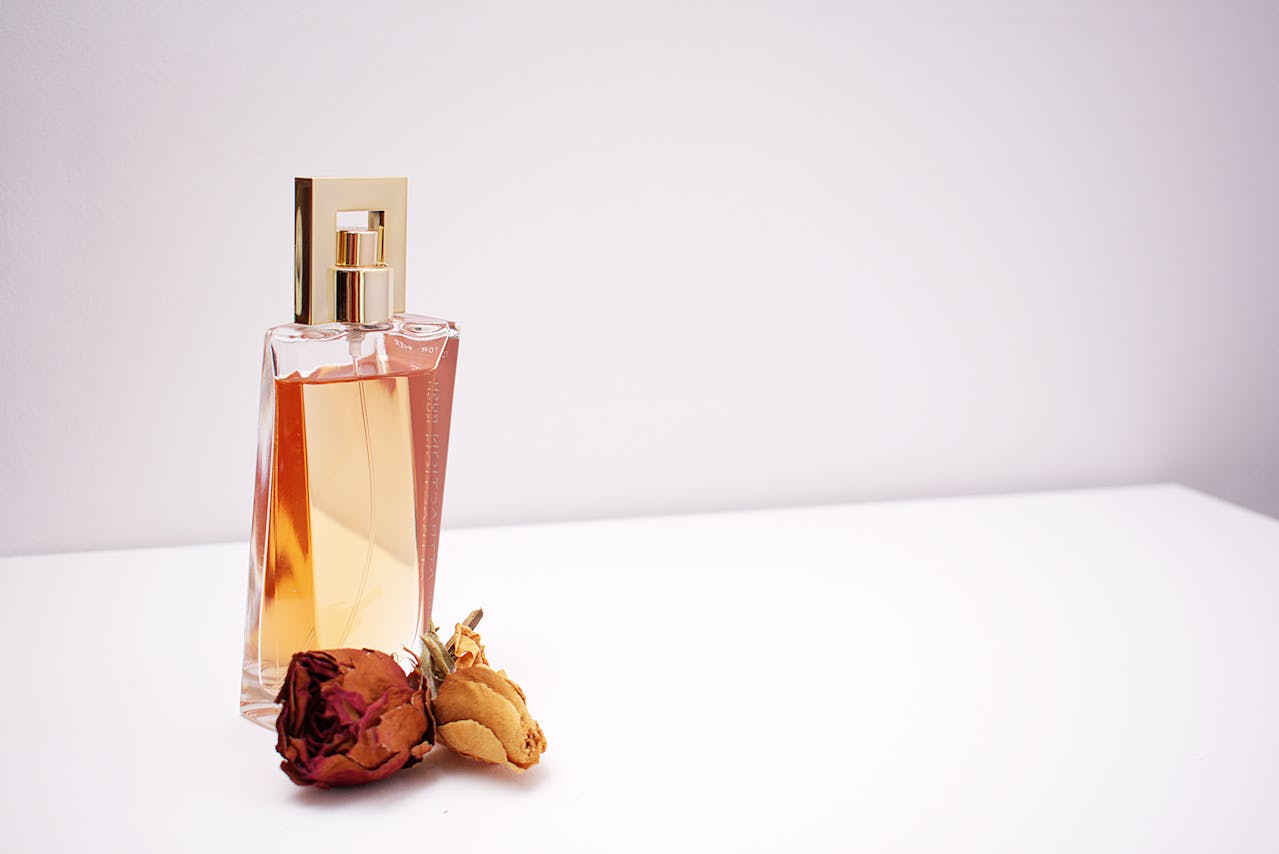 Seis perfumes que capturan la esencia de una mujer en un viaje