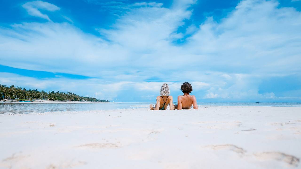 ¿Tienes a un amante de la playa en tu vida? Ya sea que se trate de un surfista experimentado, un explorador de islas paradisíacas, o alguien que simplemente disfruta relajarse junto al mar, encontrar el regalo perfecto para un viajero que ama la playa puede ser todo un reto.
