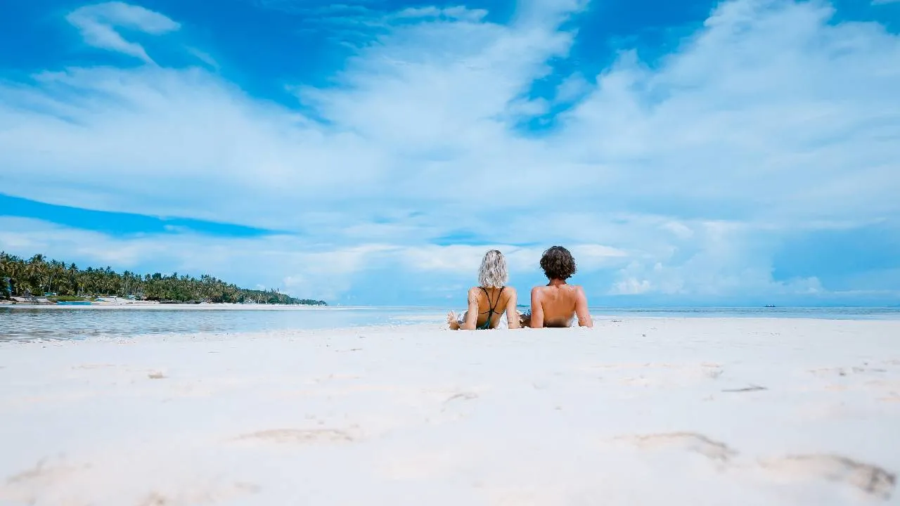 ¿Tienes a un amante de la playa en tu vida? Ya sea que se trate de un surfista experimentado, un explorador de islas paradisíacas, o alguien que simplemente disfruta relajarse junto al mar, encontrar el regalo perfecto para un viajero que ama la playa puede ser todo un reto.