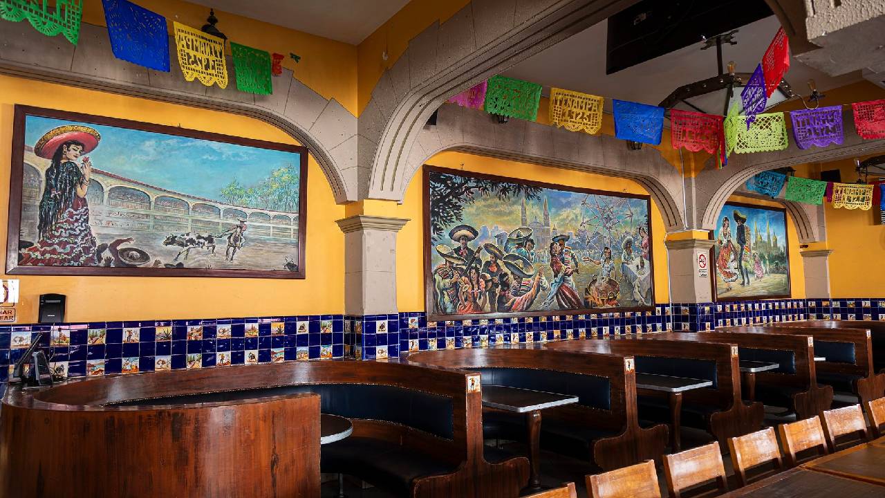 Ubicado en la emblemática Plaza Garibaldi de la Ciudad de México, el Salón Tenampa es mucho más que una cantina: es un símbolo de la cultura popular mexicana.