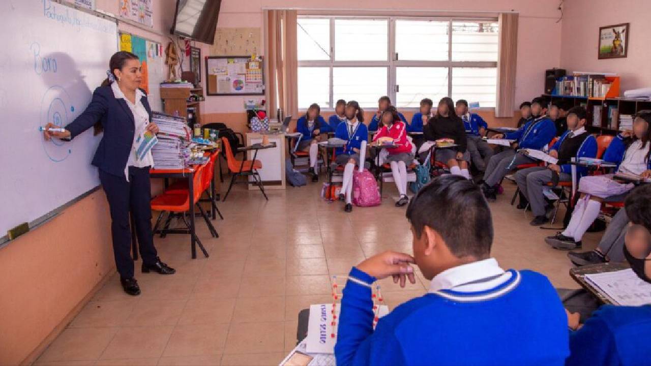 La Secretaría de Educación Pública (SEP) anunció que, para el próximo ciclo escolar 2025-2026, entregará de forma gratuita uniformes y calzado a estudiantes de educación básica.