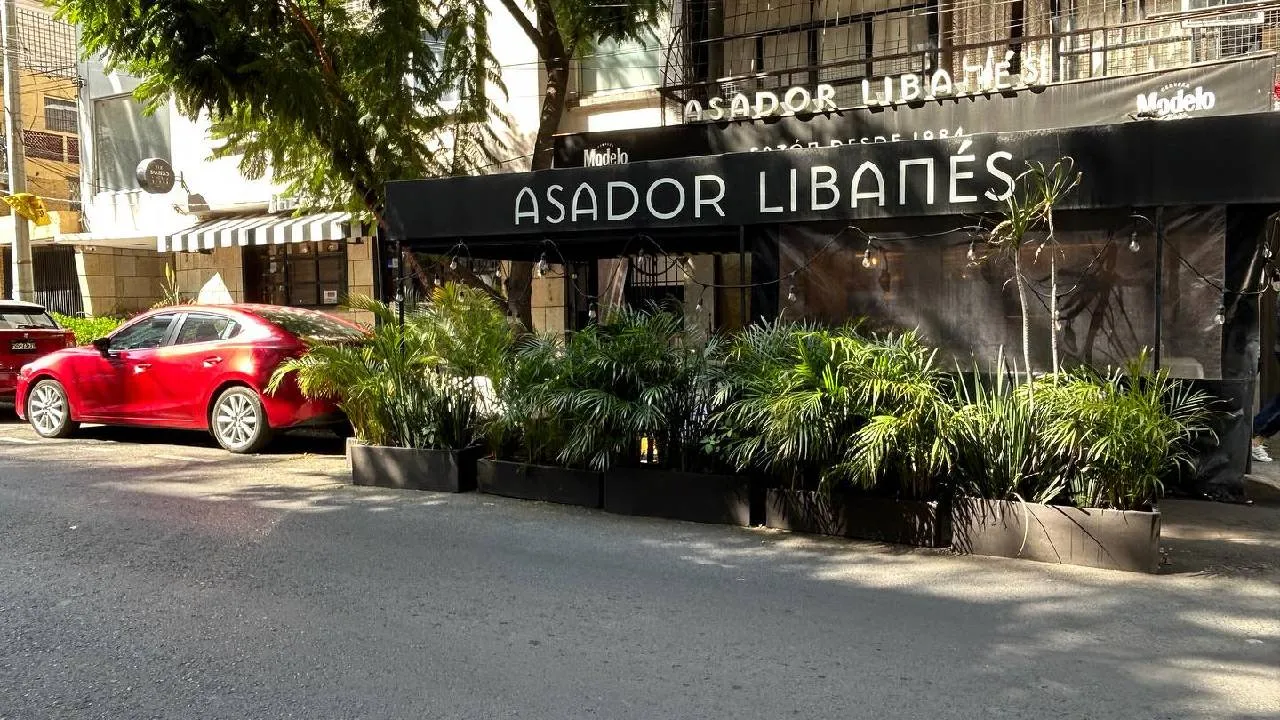 Los restaurantes de comida libanesa en CDMX han logrado capturar la esencia de esta tradición gastronómica, adaptándose a nuevos tiempos sin perder su autenticidad.
