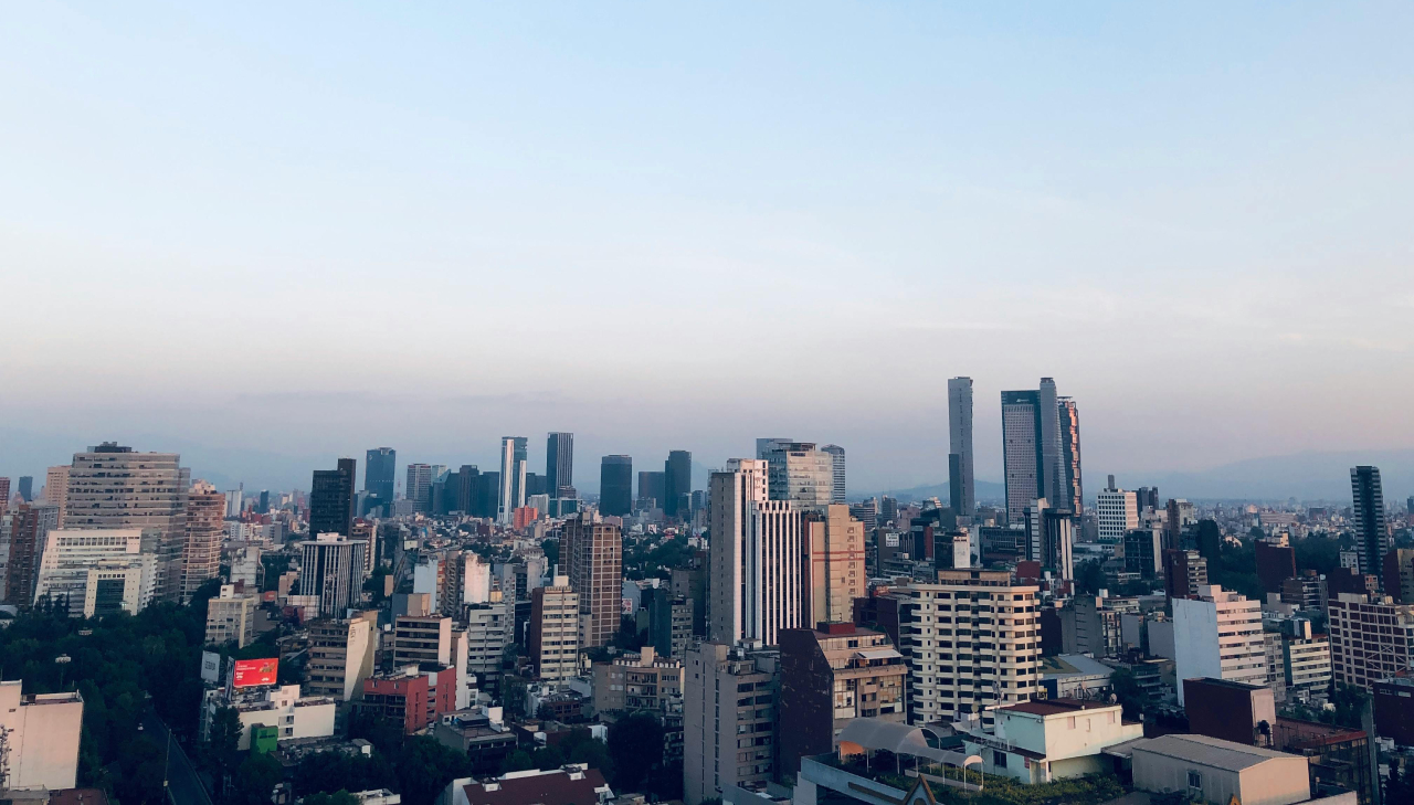 En menos de una década, los habitantes de la Ciudad de México podrían verse obligados a abandonar sus hogares y enfrentar desplazamientos forzados debido a los hundimientos que afectan a la capital, con tasas promedio de entre 10 y 30 centímetros por año.