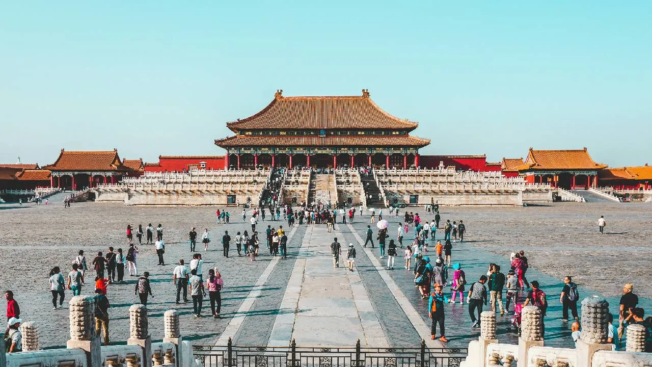 Viajar de México a China es una aventura emocionante que te permite conocer una de las civilizaciones más antiguas del mundo, con paisajes impresionantes, una cultura milenaria y una gastronomía que deja huella.