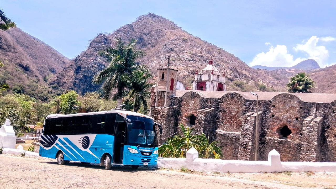 Desde sus majestuosas costas hasta sus pueblos mágicos llenos de tradición, Guerrero ofrece experiencias para todos los gustos.