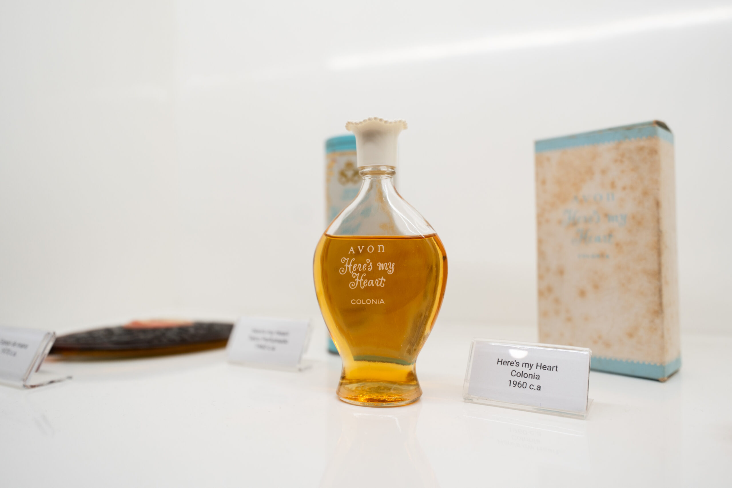 AVON y el Museo del Perfume abren icónica exhibición en perfumería.