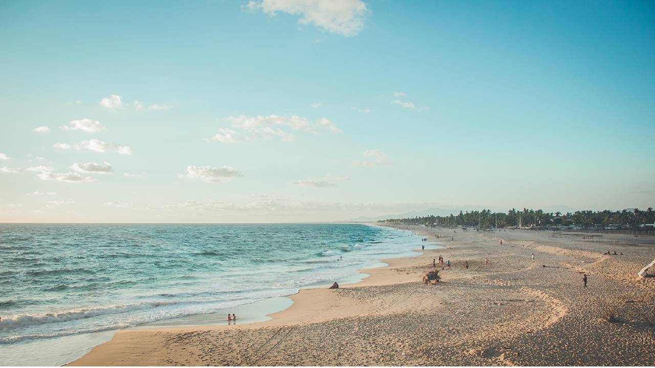 Con sus hermosas playas, la laguna de Coyuca, y una oferta gastronómica que destaca lo mejor de los mariscos frescos de la región, este destino es ideal para aquellos que desean disfrutar de un Acapulco más tranquilo y auténtico.