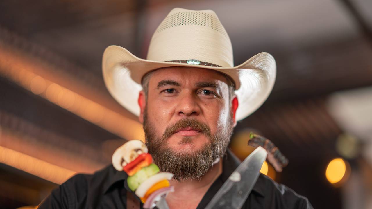 Adrián Reyes, el cantante de regional mexicano que ahora doma la parrilla 
