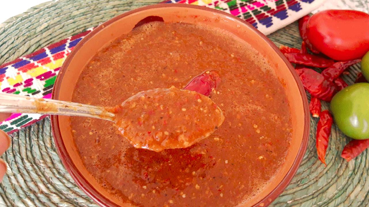 La salsa roja es un acompañante imprescindible en la gastronomía mexicana, un elemento versátil que destaca por su sabor intenso, picante y lleno de historia.
