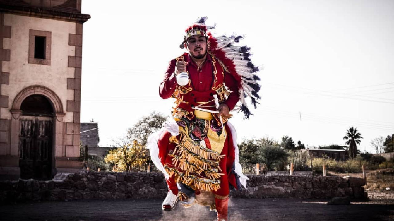 Imagina un lugar donde el tiempo parece detenerse, donde las danzas ancestrales cuentan historias y el aroma de la gastronomía tradicional rodea el ambiente.