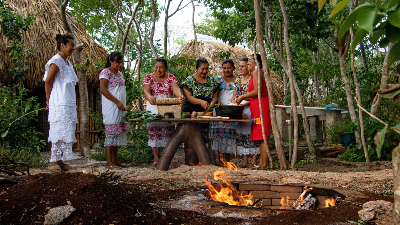Yucatecas destacan tradiciones mayas en programa México–Francia