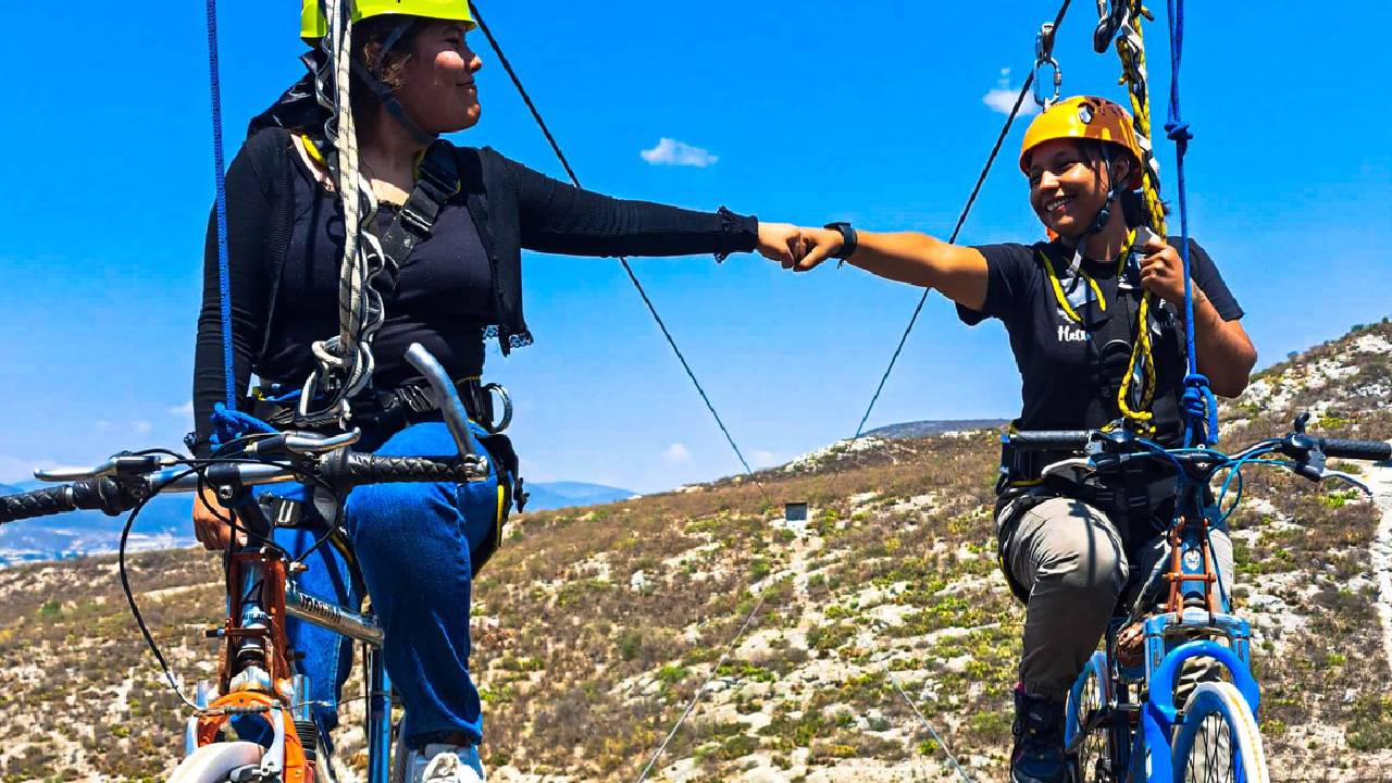 Si eres amante de la bicicleta y la aventura, Hidalgo debe estar en tu lista de destinos. Este estado alberga tres bicicletas aéreas que recorren paisajes naturales, y hoy en Descubre México te invitamos a conocerlos.