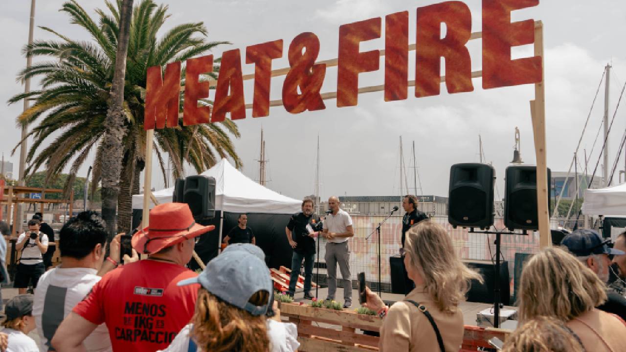 “Hacer un pib en Europa parecía imposible hasta hoy. Adaptamos la técnica, pero mantuvimos el alma. La cochinita no solo se cocina, se honra”, destacó Joan Bagur, impulsor de la presencia de Yucatán en Meat & Fire 2025 y referente de la cocina mexicana en Europa con Grupo Sagardi y Oaxaca Cuina Mexicana.