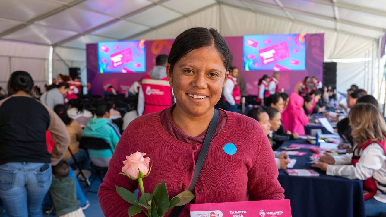 La Secretaría del Nuevo Comienzo del estado de Guanajuato presentó los pasos que deben seguir las beneficiarias de la Tarjeta Rosa para acceder a los beneficios adicionales que ofrece el programa.