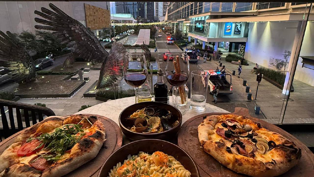 Plaza Andares es uno de los centros comerciales más sofisticados de Guadalajara. Inaugurada en 2010, esta plaza se ha consolidado como un referente de lujo y exclusividad, atrayendo a visitantes tanto locales como turistas.