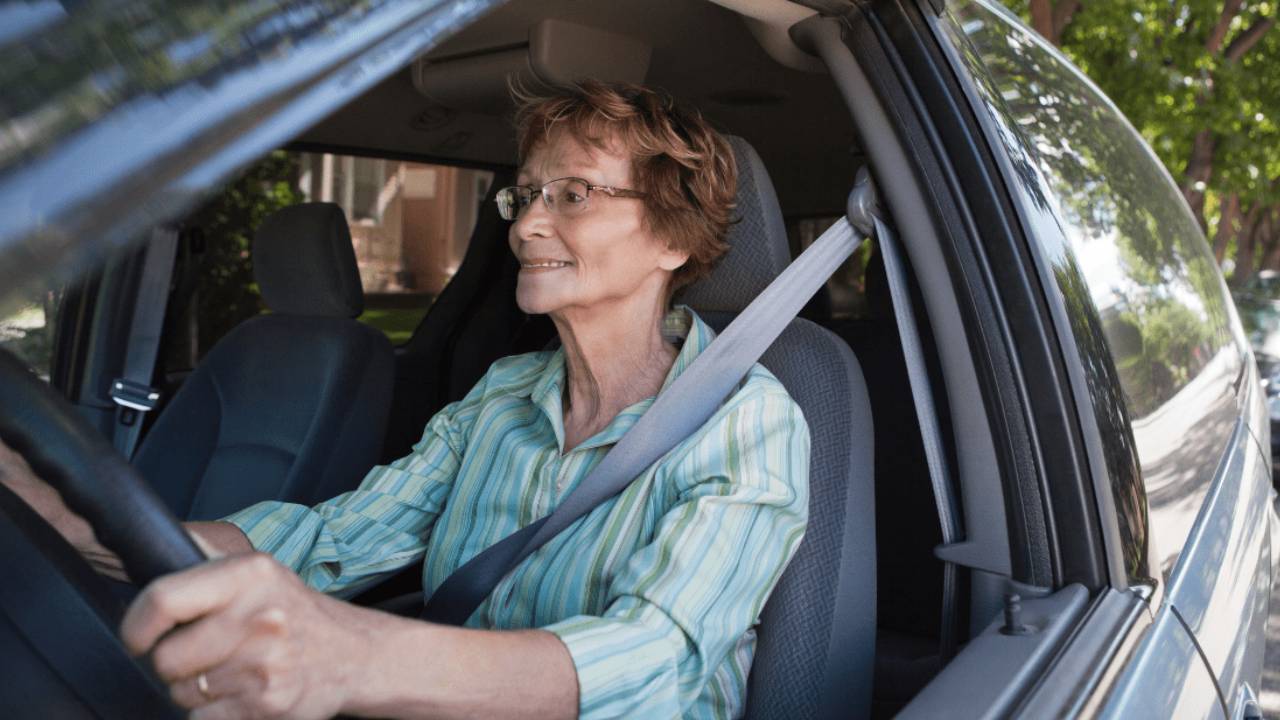 ¿Existe un límite de edad para dejar de manejar en México?