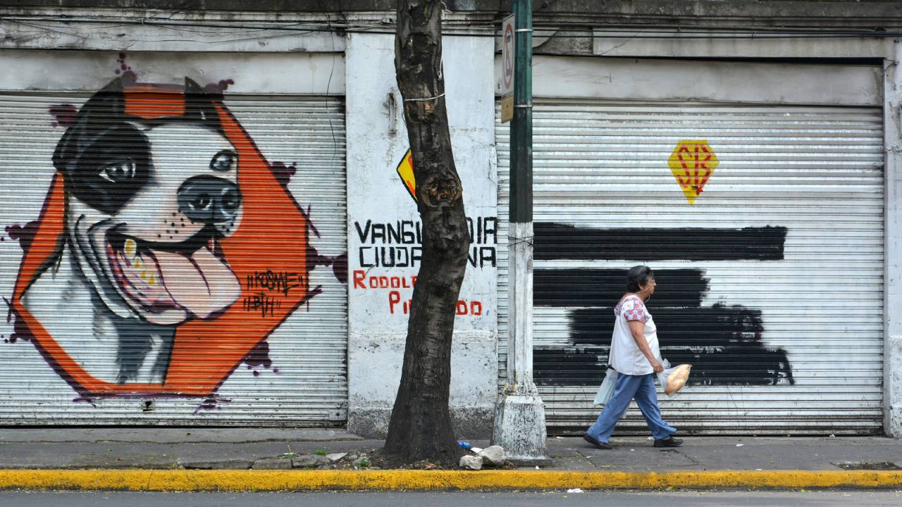 La gentrificación ocurre cuando una zona tradicional o popular se transforma debido a la llegada de personas con mayor poder adquisitivo.