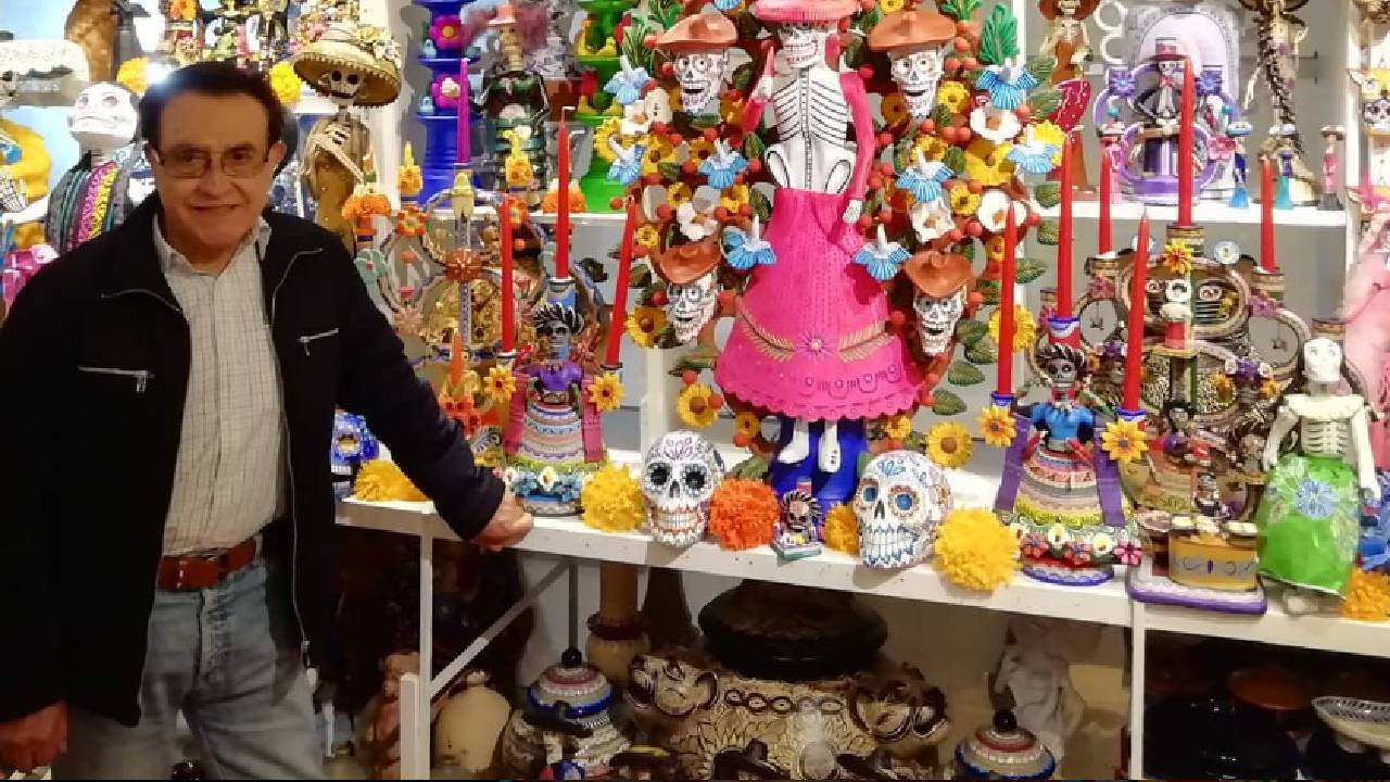 Con más de 60 años dedicados a preservar esta tradición, Gavito no solo crea altares impresionantes, también comparte una forma muy única de entender la muerte, la vida… y el arte.
