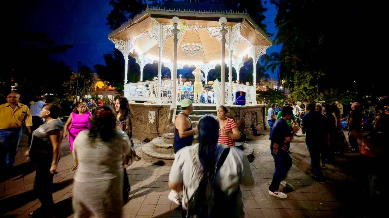 No importa si visitas una ciudad colonial, un pueblo mágico o una gran urbe: seguramente encontrarás uno de estos encantadores pabellones que invitan al descanso, la fotografía y el encuentro.