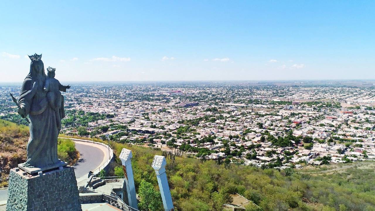 La ruta parte de Los Mochis, considerada la puerta de entrada a las imponentes Barrancas del Cobre, y permite hacer paradas en destinos llenos de riqueza natural y cultural como El Fuerte, Bahuichivo, Divisadero y Creel.
